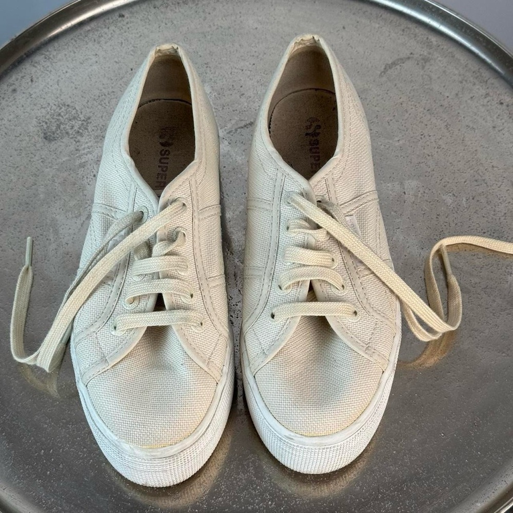 Superga’s plataform cottage-core cream sneakers. Womens size 6. Cream and white.